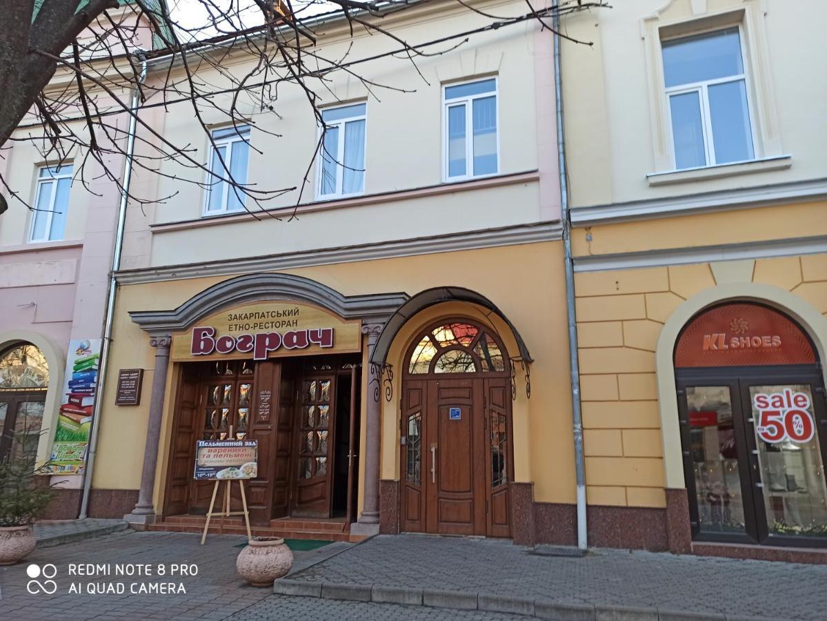 Стильні Апартаменти На Ратушній Площі Mukacheve Ngoại thất bức ảnh